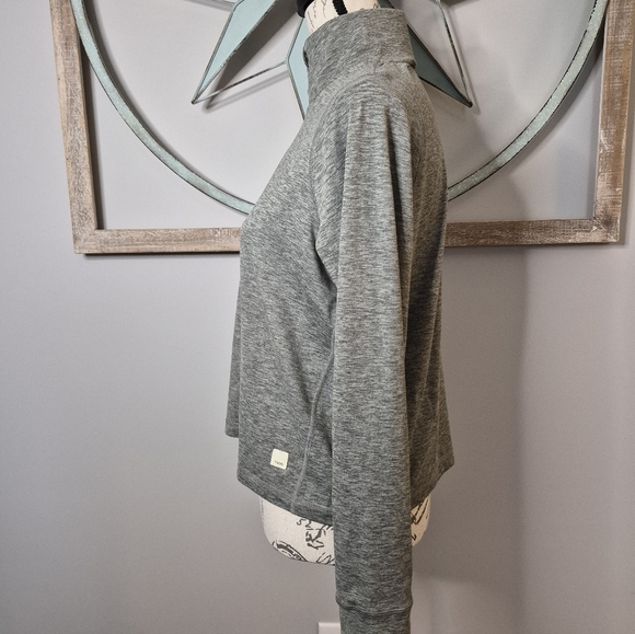 Vuori Crescent 1/4 Zip Cropped Pullover Gray - S - Picture 7 of 12